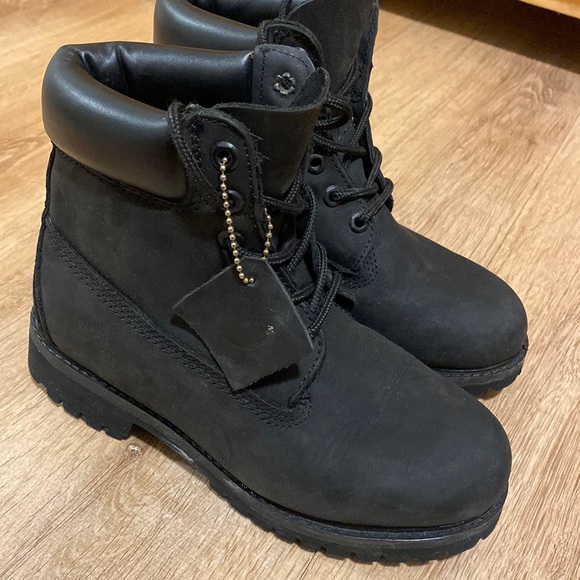 Kids timberland leather boots only been worn once like brand new - Picture 1 of 8